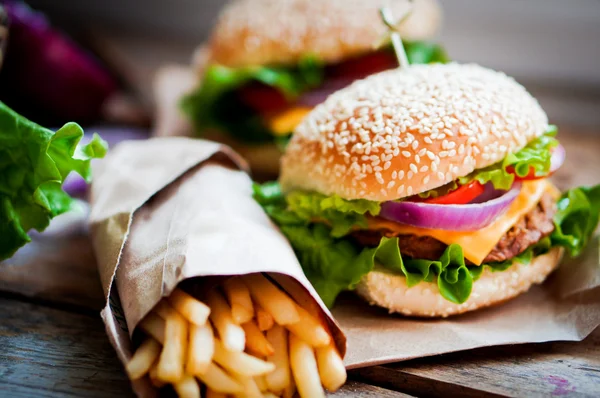 Closeup domácí hamburgery na dřevěné pozadí Stock Snímky