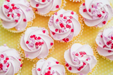 Pembe krema ve kalp sprinkles ile cupcakes