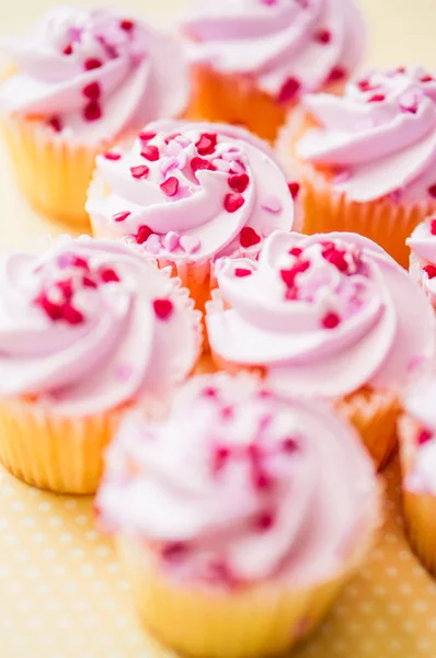 Cupcake con crema rosa e spruzzi di cuore — Foto Stock
