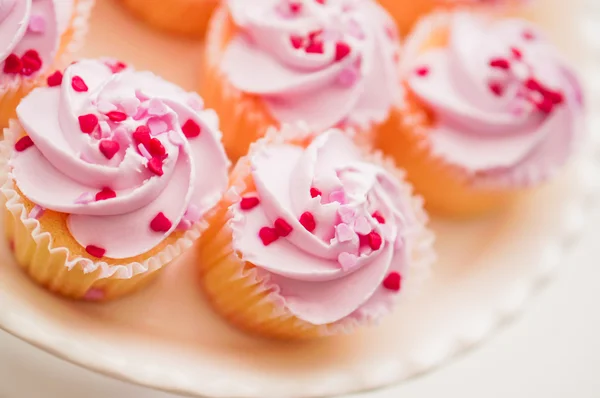 カップケーキ ピンク クリームと心振りかけると — ストック写真