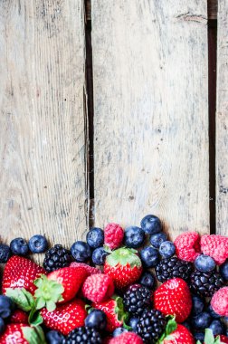 rustik ahşap zemin üzerinde çilek karışımı