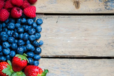 rustik ahşap zemin üzerinde çilek karışımı