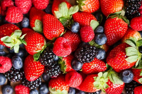 Closeup of fresh berries(raspberries,strawberries,blueberries,blackberries) — Stock Photo, Image