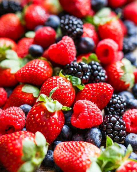 新鲜浆果 （树莓、 草莓、 蓝莓、 黑莓的特写) — 图库照片