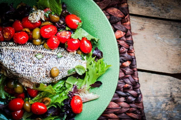 Seabass al horno con tomates y albahaca sobre fondo rústico de madera —  Fotos de Stock