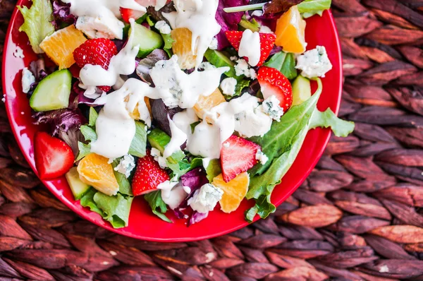 Ensalada fresca con aragula, espinaca, fresa, naranja y queso azul —  Fotos de Stock