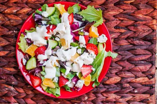 Salada fresca com aragula, espinafre, morango, laranja e queijo azul — Fotografia de Stock