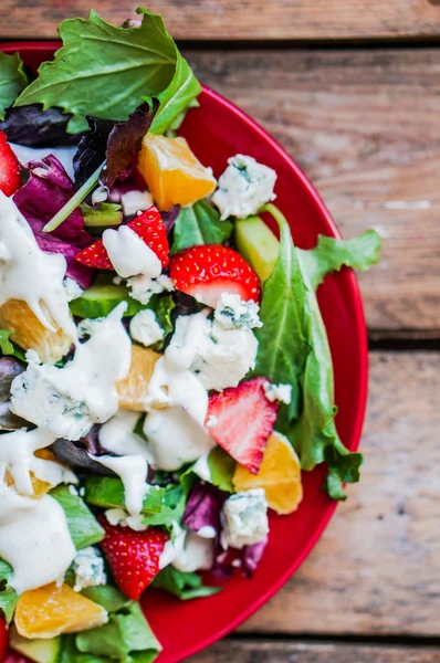 Frischer Salat mit Aragula, Spinat, Erdbeere, Orange und Blauschimmelkäse — Stockfoto