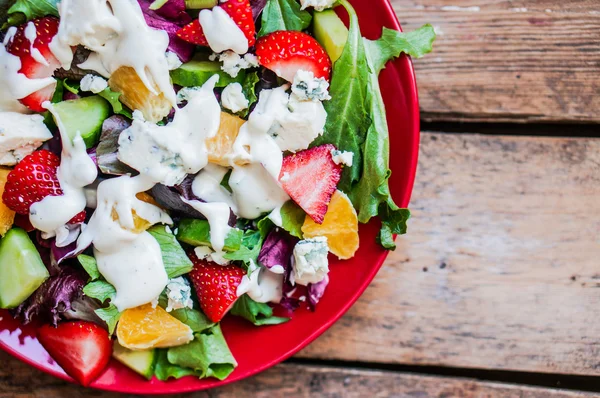 Ensalada fresca con aragula, espinaca, fresa, naranja y queso azul —  Fotos de Stock