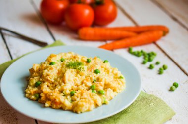 Beyaz ahşap zemin üzerinde tavuk ve sebze ile pirinç