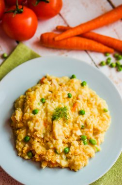 Beyaz ahşap zemin üzerinde tavuk ve sebze ile pirinç