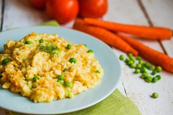 Beyaz ahşap zemin üzerinde tavuk ve sebze ile pirinç