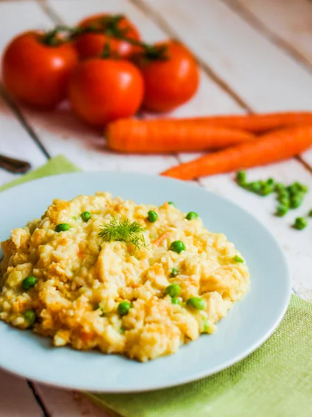 Arroz com legumes e frango no fundo de madeira branco — Fotografia de Stock