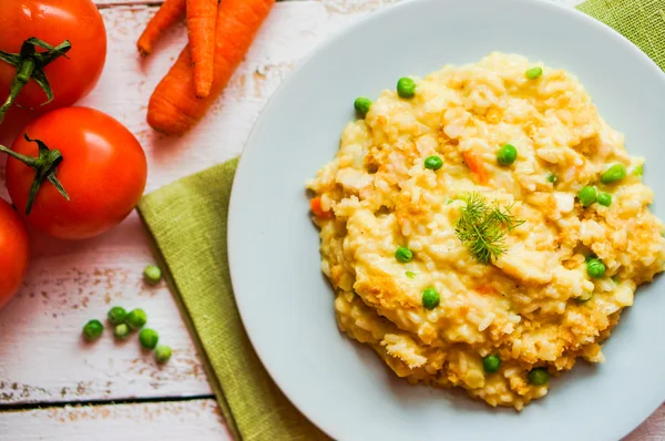 Arroz com legumes e frango no fundo de madeira branco — Fotografia de Stock