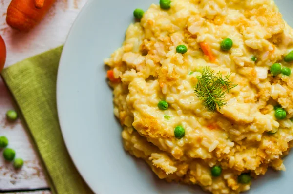 Beyaz ahşap zemin üzerinde tavuk ve sebze ile pirinç