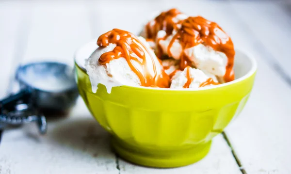 Vanille-ijs maken karamel saus op witte achtergrond — Stockfoto