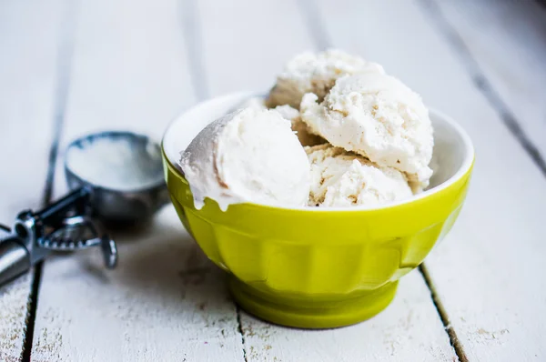 Helado de vainilla wirh salsa de caramelo sobre fondo blanco —  Fotos de Stock