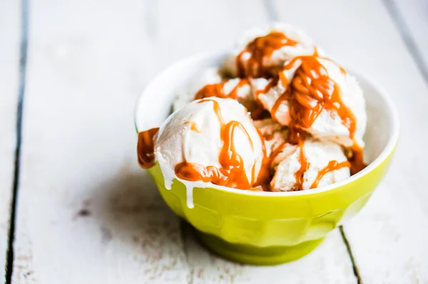 Vanille-ijs maken karamel saus op witte achtergrond — Stockfoto