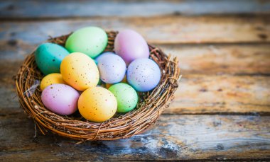 Yuvadaki paskalya yumurtaları kırsal ahşap arka planda