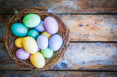Yuvadaki paskalya yumurtaları kırsal ahşap arka planda