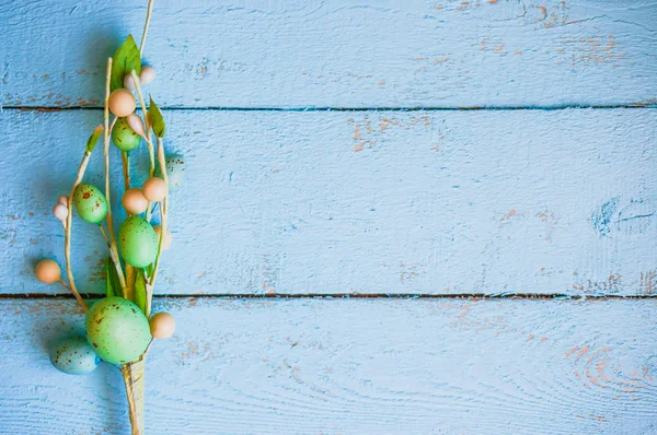 파란 나무 배경에 부활절 달걀 — 스톡 사진