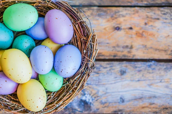 Yuvadaki paskalya yumurtaları kırsal ahşap arka planda