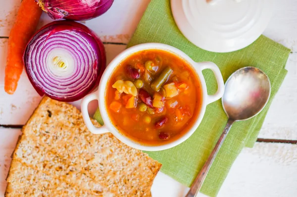 Sopa Minestrone sobre fondo de madera — Foto de Stock