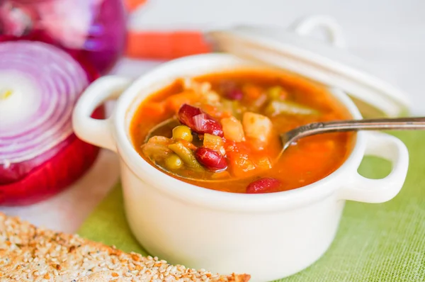 Soupe minestrone sur fond bois — Photo