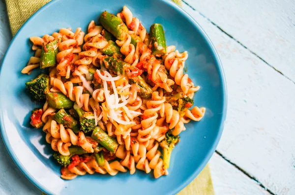 Pasta mit Gemüse und Käse auf hölzernem Hintergrund — Stockfoto