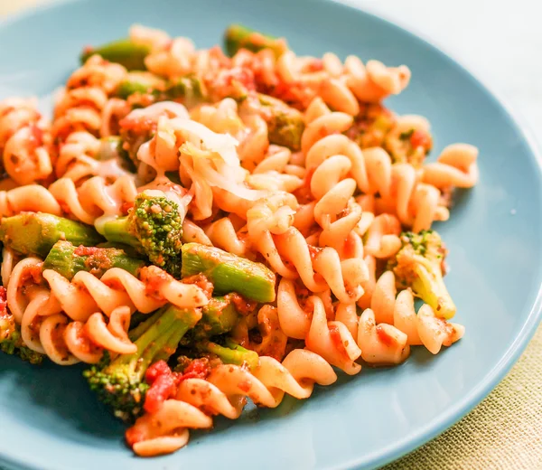 Pasta with vegetables and cheese on wooden background — Stock Photo, Image