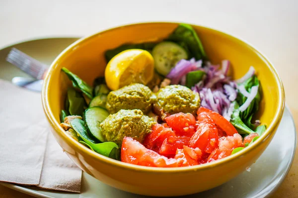 Protein salad with vegetables and hummus — Stock Photo, Image