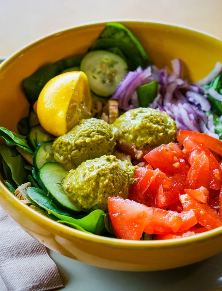 Ensalada de proteínas con verduras y hummus — Foto de Stock