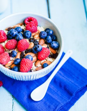 Granola çilek ve bir kase içinde badem