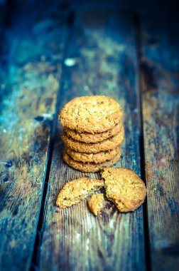 Vintage yulaflı kurabiye rustik ahşap zemin üzerinde