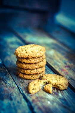 Vintage yulaflı kurabiye rustik ahşap zemin üzerinde