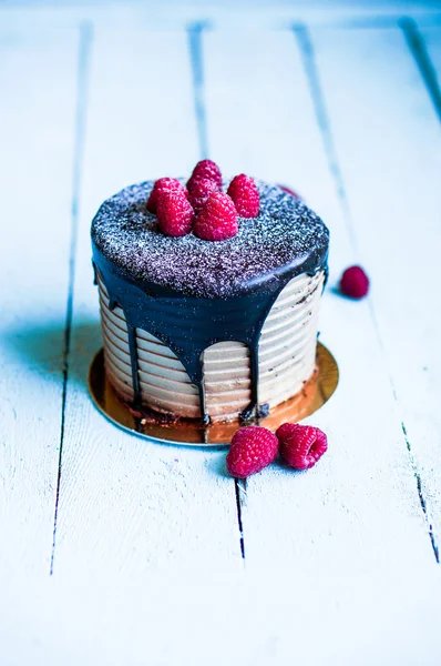 Chocolate cake with raspberries on wooden background — Stock Photo, Image