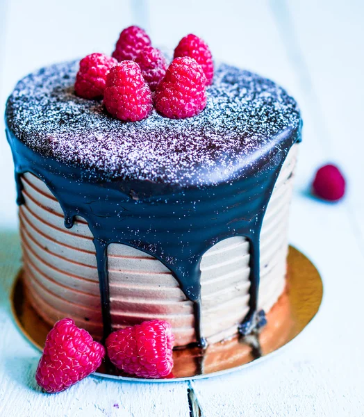 Chocolate cake with raspberries on wooden background — Stock Photo, Image