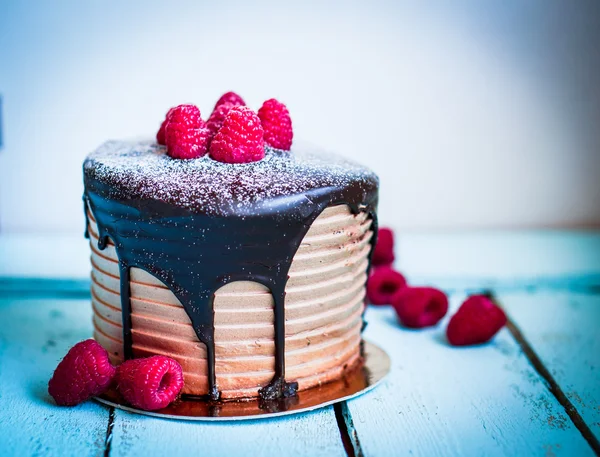Шоколадный торт с малиной на деревянном фоне — стоковое фото