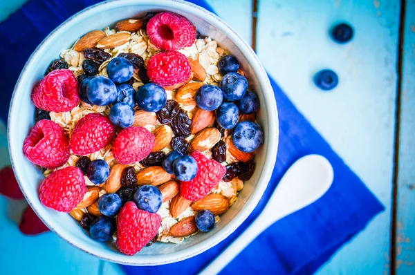 Muesli z jagodami i migdały w misce — Zdjęcie stockowe