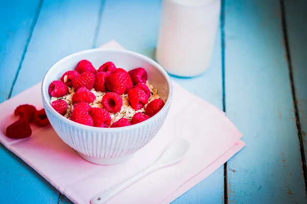 Muesli met bessen en amandelen in een kom — Stockfoto