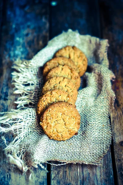 Vintage zabliszt cookie-kat a rusztikus, fából készült háttér — Stock Fotó