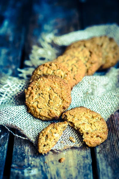 Vintage zabliszt cookie-kat a rusztikus, fából készült háttér — Stock Fotó