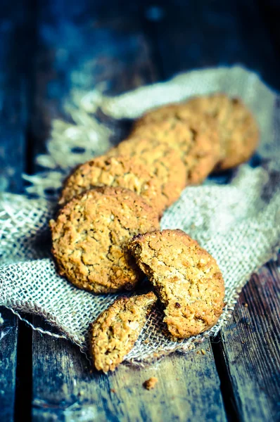 Vintage zabliszt cookie-kat a rusztikus, fából készült háttér — Stock Fotó