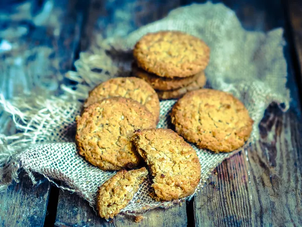 Vintage zabliszt cookie-kat a rusztikus, fából készült háttér — Stock Fotó