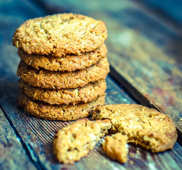 Vintage zabliszt cookie-kat a rusztikus, fából készült háttér — Stock Fotó