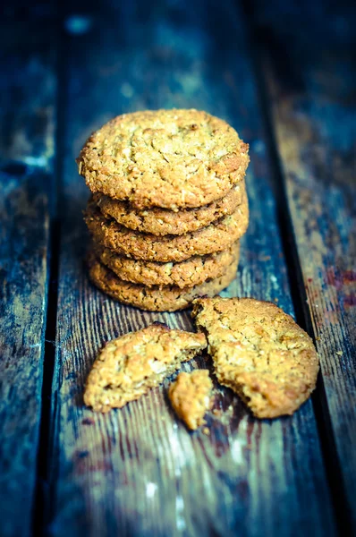 Vintage zabliszt cookie-kat a rusztikus, fából készült háttér — Stock Fotó