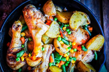 fırın fırında tavuk patates ve sebze ile