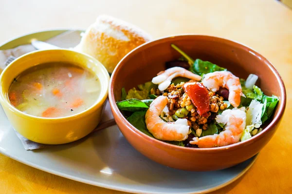 Mittagessen: Thai-Salat mit Shrimps und Hühnernudelsuppe — Stockfoto