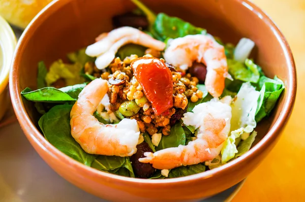 Salada tailandesa com camarões e legumes — Fotografia de Stock