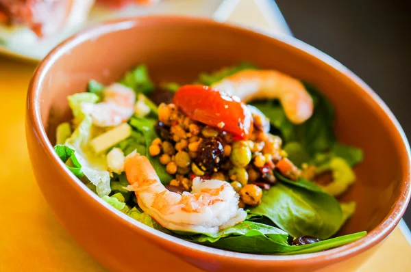 Thai salad with shrimps and vegetables — Stock Photo, Image